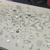 V�ndalos entram por parede de loja nos Jardins para furtar joias, mas s�o presos com o saque
