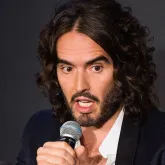 Julgamento de Russell Brand: comediante teria se despido e feito imita��es de 'Basil Fawlty' antes de estupro