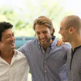 Pesquisa revela que milh�es de pessoas se acham as mais engra�adas do grupo de amigos