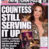 Famosa do 'Big Brother' cria capa falsa de jornal para humilhar ex-rival que apareceu na capa por excesso de multas