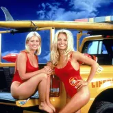 Nicole Eggert revela trauma com Howard Stern em novo livro: 'Queria abra�ar aquela garota'