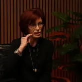 Sharon Osbourne revela que acordou com 'marca' no rosto ap�s procedimento est�tico