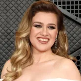 P�ssaro de 15 milh�es de d�lares finalmente fala e chama Kelly Clarkson de 'Karen'