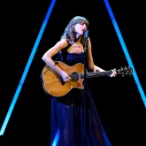 Taylor Swift brilha em vestido Ralph Lauren e faz show no gala do Museu da Academia