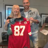 M�e de Travis Kelce nega que filho tenha feito coment�rios ofensivos em redes sociais