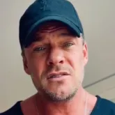 Alan Ritchson, de Reacher, canta no hotel e revela motivo curioso de Simon Cowell sair da audi��o de American Idol