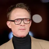 Paul Bettany revela que n�o fala com Johnny Depp desde o julgamento e critica mensagens violentas sobre Amber Heard