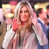 Jennifer Aniston e sua nova tend�ncia de cal�a jeans neutra: o que voc� precisa saber