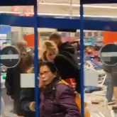 Homem morre ap�s carro invadir supermercado Lidl e crian�as gritarem de terror