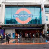Homem � esfaqueado no rosto e nas costas em esta��o de metr� em Londres durante o dia