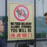 Homem passa 50 horas em 'pris�o para emagrecer' na China onde paga para ser punido
