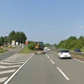 Homem morre e beb� de 1 ano luta pela vida ap�s van Mercedes colidir em carro quebrado na rodovia