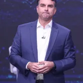 Fl�vio Bolsonaro � acusado de fugir do Brasil e PT pede pris�o ao STF