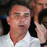 Fl�vio Bolsonaro foge para os EUA ap�s derrota e receber� vistos com a fam�lia