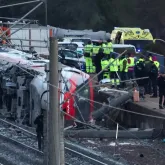 Trens de alta velocidade batem e matam 30 pessoas na Espanha