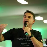 Fl�vio Bolsonaro foge para os EUA e agrava lista de figuras do bolsonarismo foragidas da Justi�a