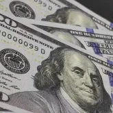 D�lar cai para R$ 5,35 ap�s subir 8% na v�spera por causa das elei��es