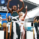 Jovens de Santos apresentam show gratuito que mistura dan�a, percuss�o e cultura popular
