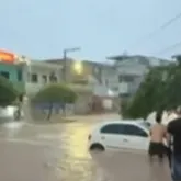 Chuva forte alaga lojas, invade creche e arrasta carros em cidade baiana