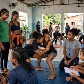 Meninas de quilombo ganham apoio da Funda��o Obama com aulas de wrestling e ingl�s