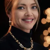 Amanda Seyfried veste gola alta preta de Elizabeth Holmes em campanha da Tiffany & Co.