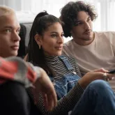 Gen Z confunde: por que a gera��o Z assiste TV com legendas mesmo olhando o celular?