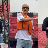 BTS chega ao Brasil e surpreende f�s com dan�a viral e frase em portugu�s no Morumbi