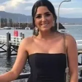Professora casada de 32 anos presa por abusar de alunos adolescentes em carro e sala de aula