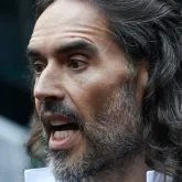 Comediante Russell Brand afirma que nenhum amigo quer testemun�ar por ele em julgamento por estupro