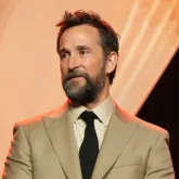 Noah Wyle, de The Pitt, vira Homem Mais Sexy do Mundo e revela rea��es da fam�lia