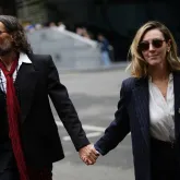 Esposa de Russell Brand � expulsa do tribunal ap�s juiz interromper depoimento
