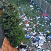 Vizinha 'do inferno' foi multada por jogar fraldas, absorventes e ovos no quintal do vizinho por 6 anos