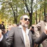 Julgamento de Russell Brand revela como ele guardava nome de suposta v�tima no celular com insulto
