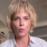 Selma Blair se desculpa por incidente em avi�o e diz que nunca quis ferir ningu�m