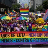 Parada LGBT+ em SP celebra 30 anos com forte mensagem pol�tica