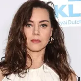 Aubrey Plaza d� � luz seu primeiro filho um ano e meio ap�s a morte do mari