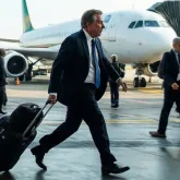 Fl�vio Bolsonaro foge para os EUA ap�s prometer que ficaria no Brasil