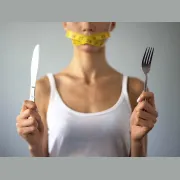 657827