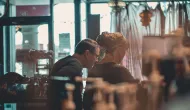Fim da 6x1 ainda n�o aparece nos planos de contrata��o de bares e restaurantes para o fim de ano