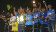 Fl�vio Bolsonaro � ovacionado ap�s pastor substituir 'Livre-nos do mal' por 'Livre-nos do PT' em com�cio