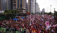 Artistas re�nem multid�o na Praia de Iracema para ato em apoio a Lula