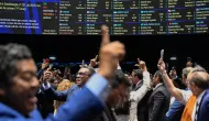 Senado aprova nova regra de trabalho: ind�stria catarinense teme perder 41 mil empregos