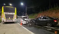 Carro invade pista contr�ria e causa acidente com 4 ve�culos na John Boyd Dunlop