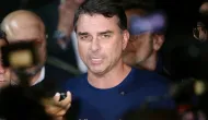 Ap�s a��o policial em S�o Paulo, Fl�vio Bolsonaro fala em persegui��o contra produtora de filme sobre seu pai
