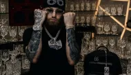 Rapper Hades66 zomba de copo atirado nele e anuncia venda de 'copos do 66'