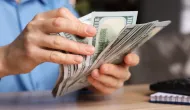 D�lar sobe e Bolsa cai com juros e tens�es no Oriente M�dio
