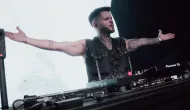 Hitmaker, que economizava o lanche para consertar o cavaquinho, estreia show solo no Rock in Rio