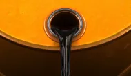 Petroleo cai quase 2% em dia de ataques entre Arabia Saudita e Houthis