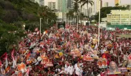 Lula arrasta multid�o em caminhada em Salvador