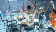 Baterista de Zach Bryan usa camisa de futebol com nome de menina morta em Gaza